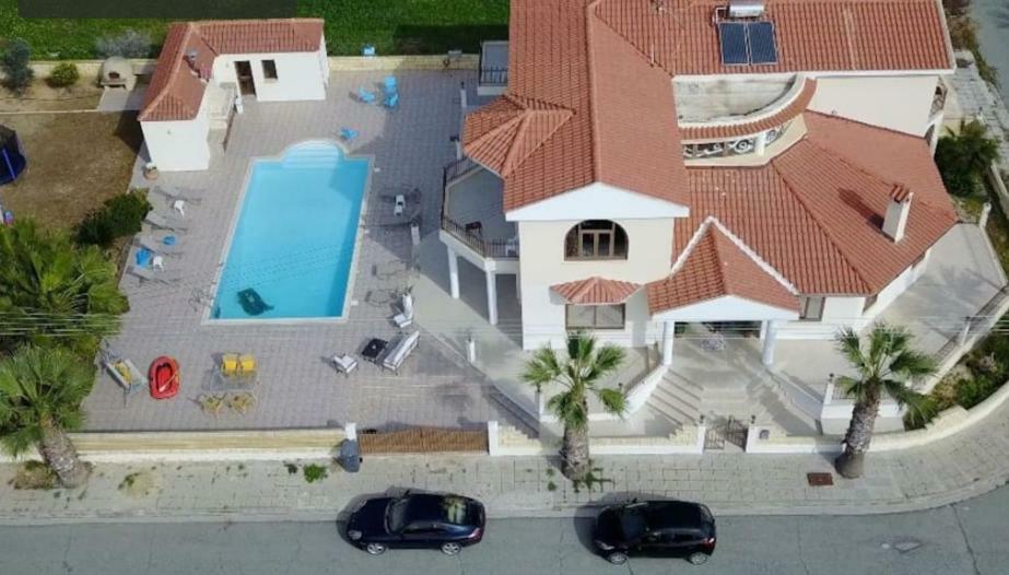 Larnaca Mansion Ideal For 3 Families Or More Exterior photo